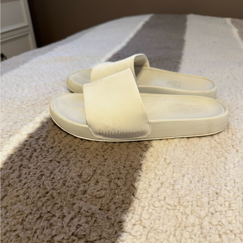 Lululemon slides